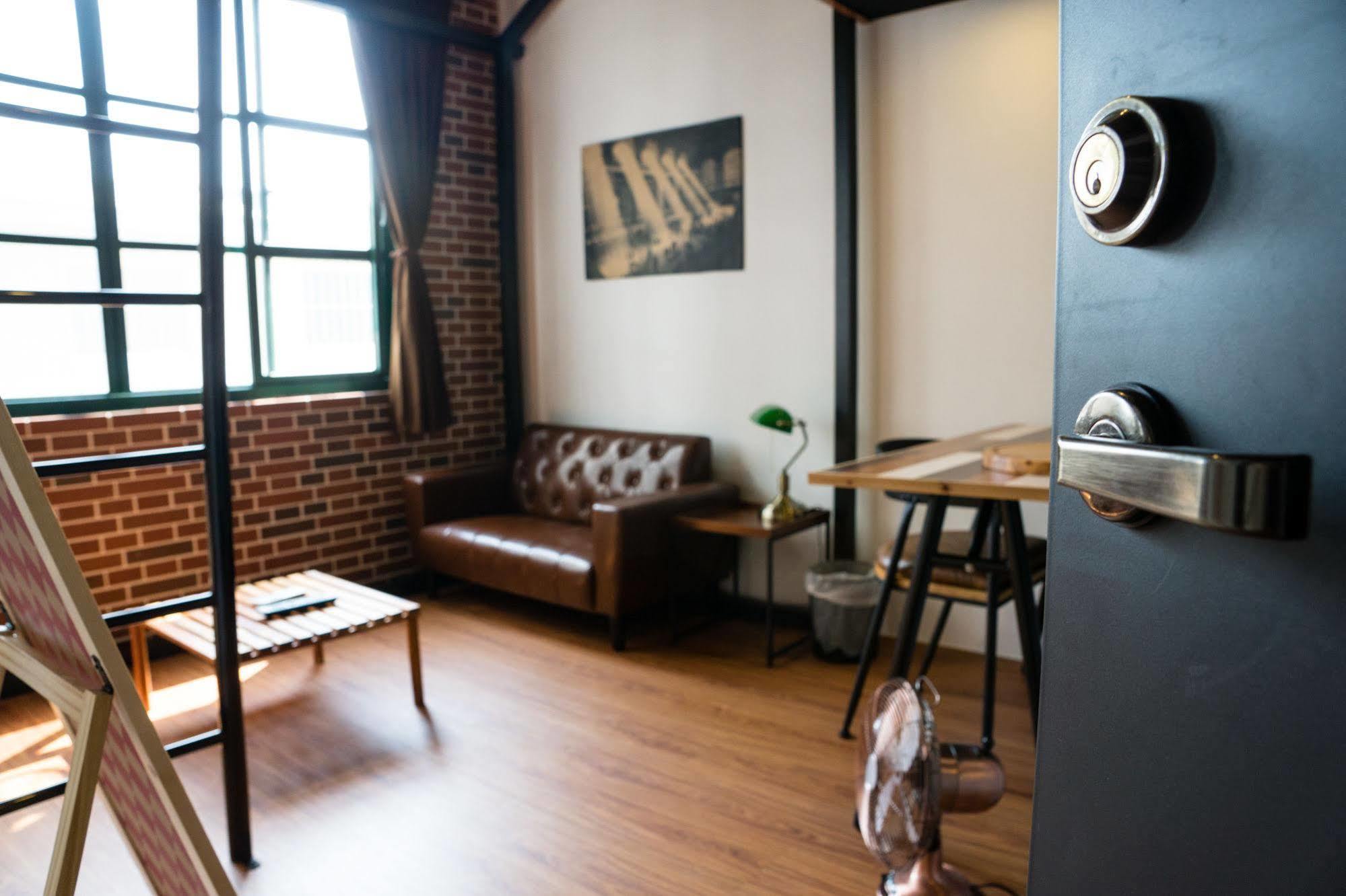 Loft Wo Design Inn Tainan Extérieur photo